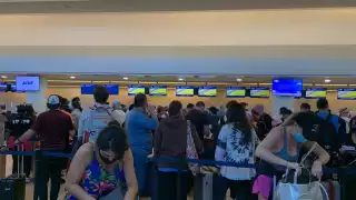 Los pasajeros en el aeropuerto de Cancún esperan respuesta de las aerolíneas sobre sus vuelos cancelados