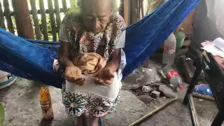 Al matromonio de adultos mayores les prometieron construirles una casa con sargablocks, pero hasta ahora no les han cumplido por lo que pasan las lluvias dentro de una pequeña palapa en Cozumel