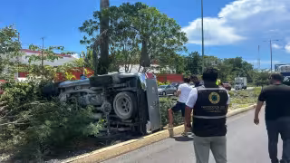 Camioneta vuelca en la carretera federal 307 entre Cancún y Puerto Morelos; conductor sale ileso