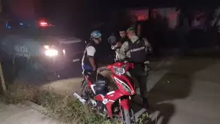 Los militares auxiliaron al motociclistas tras el choque. Foto: Justino Xiu Chan