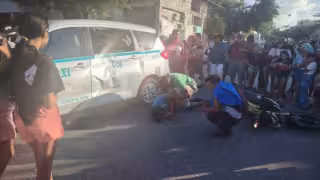 Violento impacto entre motocicleta y taxi deja dos lesionados en Playa del Carmen