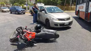 Percance vial en glorieta del Camarón provoca congestionamiento en Carmen
