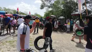 Con llantas, pancartas y banderas, pobladores llegaron al entronque de entrada a la granja