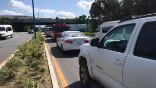 La fila de vehículos se extendió desde la entrada del aeropuerto de Cancún hasta el Boulevard Luis Donaldo Colosio