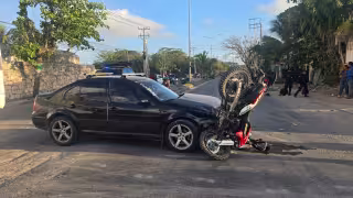 Motociclista termina grave tras ser impactado por un auto en Cancún