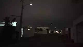 Varios hogares pasan la calurosa noche sin electricidad