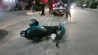 La motocicleta quedó tiras en la calle tras el accidente provocado por un hombre que intentó darse a la fuga