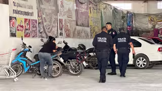 Hallan motocicleta abandonada en una tienda de abarrotes de Campeche; investigan si es robada