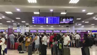Los pasajeros de Volaris esperan obtener un asiento en los vuelos correspondientes debido a que la empresa aérea vendió más boletos, esto en el aeropuerto de Cancún
