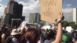 Miles de mujeres se encuentran marchando por la Ciudad de México
