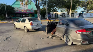 Choque frente al Panteón Nuevo provoca tráfico y deja daños materiales en Ciudad del Carmen
