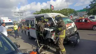 En la parte delantera de la combi quedaron atrapadas dos personas