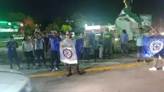 Los aficionados del Cruz Azul desempolvaron sus banderas y hoy salieron orgullosos a festejar un campeonato más de la máquina