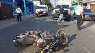 Motociclista resulta herido tras chocar con camión repartidor en Ciudad del Carmen 