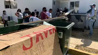 Los manifestantes mostraron cómo construían las casas del fraccionamiento Kuzamil en su cuarta etapa en Cancún