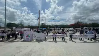 Manifestantes protestan frente al Congreso del Estado