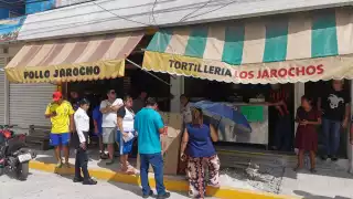 Mujer sufre fractura expuesta al bajar de vehículo en Carmen; ambulancia tardó casi una hora