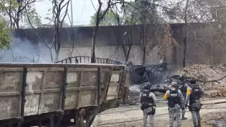 Incendio de basura se extiende y consume unas 15 embarcaciones en colonia ABC de Cancún