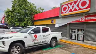 Madrugada violenta en Cancún: Asaltantes amarraron a trabajador de un Oxxo y se robaron el efectivo