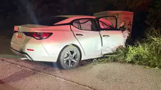 Conductor sufre aparatoso accidente vehicular en la carretera federal 307, tramo Playa del Carmen–Tulum