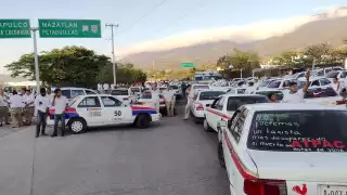 Taxistas se manifestaron en la Autopista del Sol
