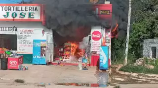 Tenían miedo que las llamas alcanzaran los tanques de ganas de una tortillería ubicada a un costado