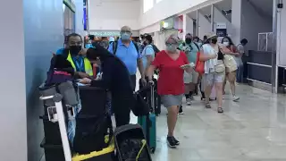 Los pasajeros de los vuelos cancelados en el aeropuerto de Cancún hacia Estados Unidos y Canadá, se acercaron a sus aerolíneas para conocer el horario de su nueva salida del Caribe Mexicano