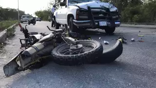 La motocicleta quedó tirada en el Arco Norte, mientras su conductor fue trasladado al Hospital General de Cancún tras el accidente