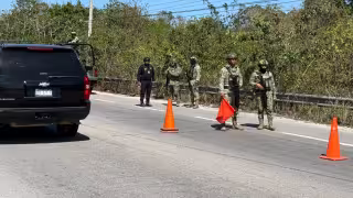 “Código rojo” en Puerto Aventuras: Sujetos atacan a balazos la unidad de un mando policial