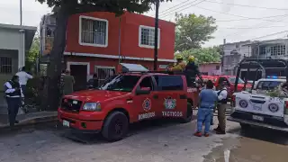 Rescatan a familia atrapada en incendio en Ciudad del Carmen