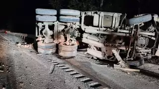 Tráiler termina volcado tras choque con otro camión rumbo a la carretera Campeche - Mérida
