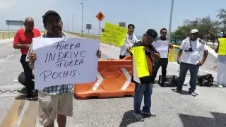 Taxistas bloquean el Puente Zacatal en Ciudad del Carmen; exigen acción contra transporte ilegal
