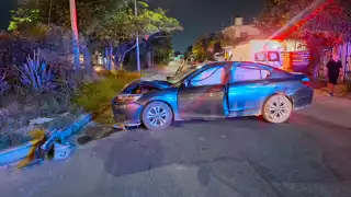 Auto impacta poste de la CFE y deja sin luz a conjunto residencial Santa Fe en Cancún