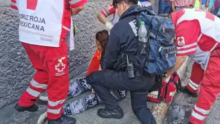 Paramédicos de Ciudad del Carmen atienen a mujer desmayada en pleno Centro