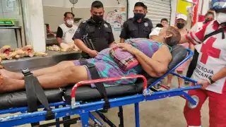 Los socorristas valoraron a la mujer la cual aún se encontraba un poco desorientada tras la caída