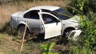 El vehículo giró dos veces hacia la izquierda para posteriormente quedar sobre sus cuatro ruedas en el monte