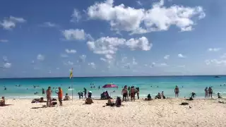 Familias enteras conviven en el arenal de Playa Gaviota Azul en Cancún