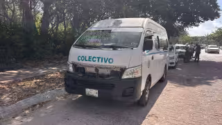 Aparatoso choque entre vehículo particular y combi provoca movilización de emergencia en Playa del Carmen