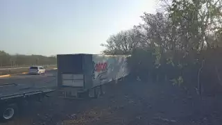 Uno de los tráileres involucrados quedó fuera de la vía Campeche-Mérida