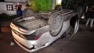 Aparatosa volcadura deja una persona gravemente lesionada en avenida Tules de Cancún