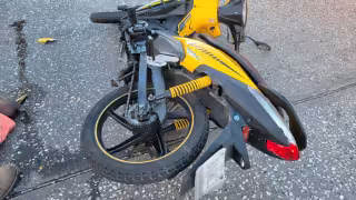 Conductor arrolla a dos jóvenes en Ciudad del Carmen y se da a la fuga