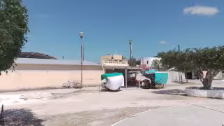 Los hombres se robaron dinero en efectivo, los cables y luz y causaron destrozos en la escuela