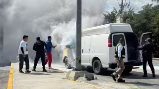 Ambulancia se incendia en la carretera federal 307 por falla mecánica