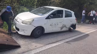 Auto pierde neumático tras fuerte impacto en carretera Escárcega–Chetumal; responsable huye