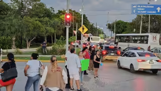 Bloquean glorieta del Ceviche en Cancún en protesta contra jueza por una mala actuación en conflicto familiar