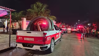 Lluvia inunda entrada de fraccionamiento Paraíso Maya en la Supermanzana 107 de Cancún