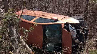 Abuelita pierde el control y vuelca en la carretera Mérida-Motul
