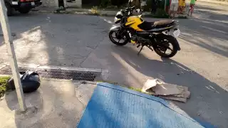 El conductor de la motocicleta quedó sobre el vehículo tras el impacto
