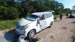 El auto quedó totalmente dañado en el frente