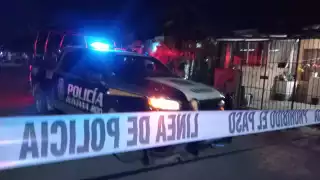 Los policías llegaron a retirar las mantas colocadas en Cancún